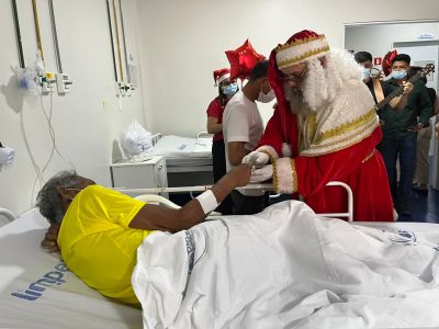 notícia: Pacientes de Unidade Estadual de Internação recebem visita especial do Papai Noel, em Macapá