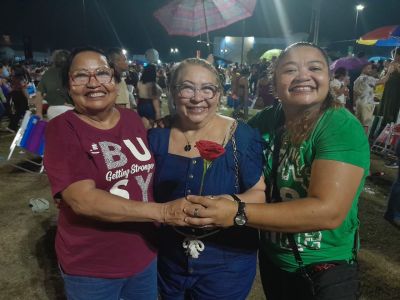 notícia: ‘Minha tia amava muito ele, então quero levar este presente para ela’, diz professora que recebeu rosa de Roberto Carlos no maior Réveillon do Amapá