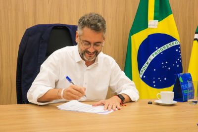 notícia: Governador Clécio Luís prorroga concursos públicos da Educação e da Polícia Cientifica do Amapá por mais dois anos