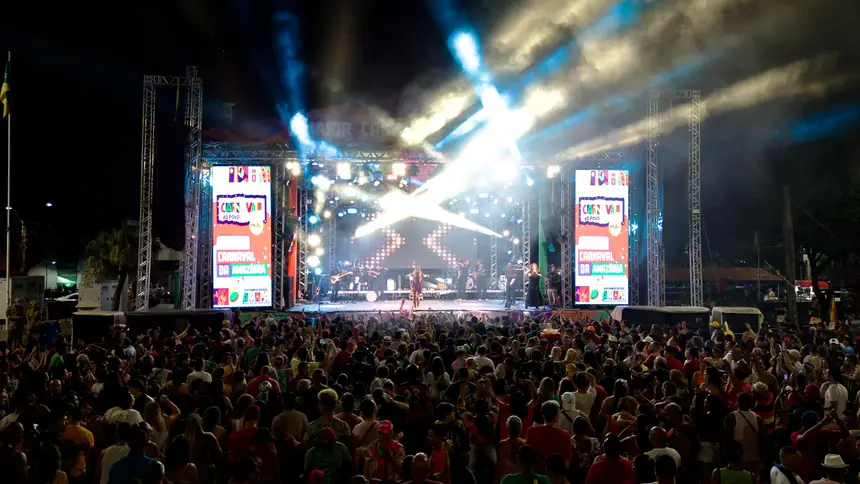 O público prestigiou a abertura do evento mesmo com chuva