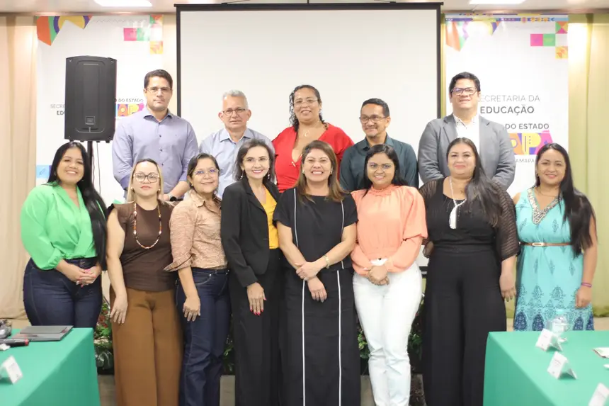 Sandra Casimiro ao meio junto com os Secretários municipais de educação 