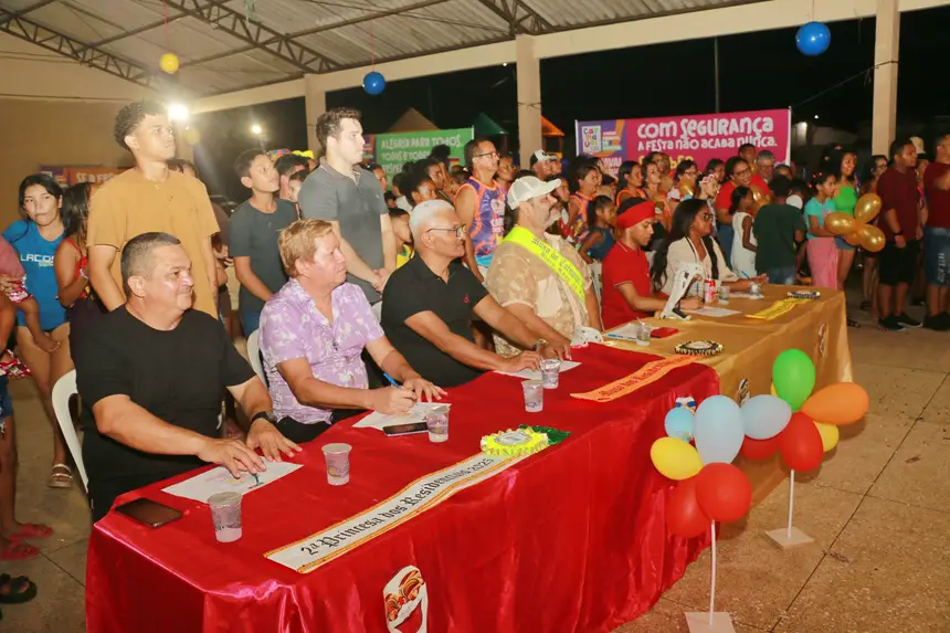 Bancada dos jurados composta por pessoas experientes na cultura carnavalesca