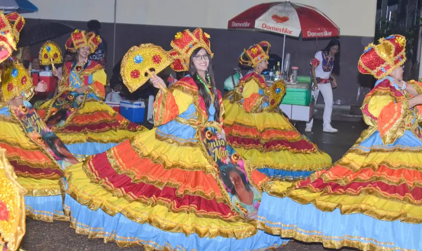 Em vistita a Macapá, a americana Wendy Barbosa, desfilou na Ivaldo Veras, na ala das baianas da Escola de Samba...