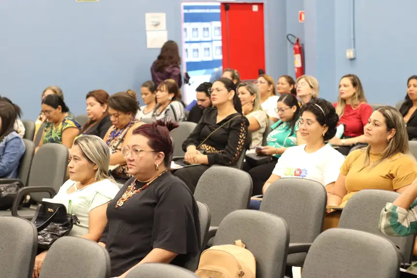 O objetivo da capacitação é garantir que a inclusão escolar não se limite apenas ao atendimento educacional especializado, mas se torne uma realidade em todo o ambiente escolar.