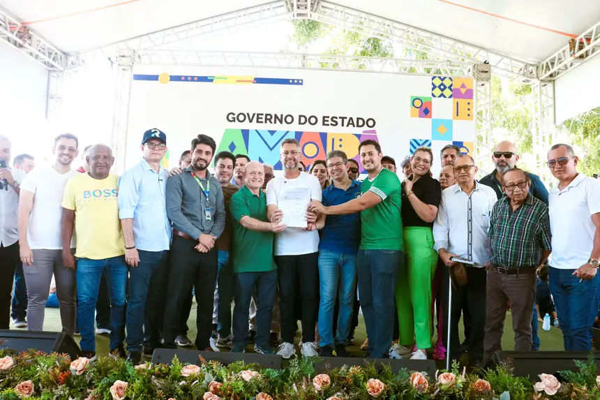 Senador Randolfe Rodrigues (camisa azul) destaca que palco do futebol amapaense será devolvido para a população