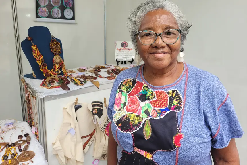 Regina Rodrigues, artesã de acessórios feitos com recursos naturais