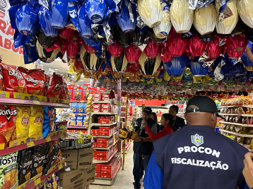 Foto: Thiago Mira/Procon Na segunda fase da operação, equipe do Procon realizou a pesquisa de preço de ovos de Páscoa e barras de chocolate