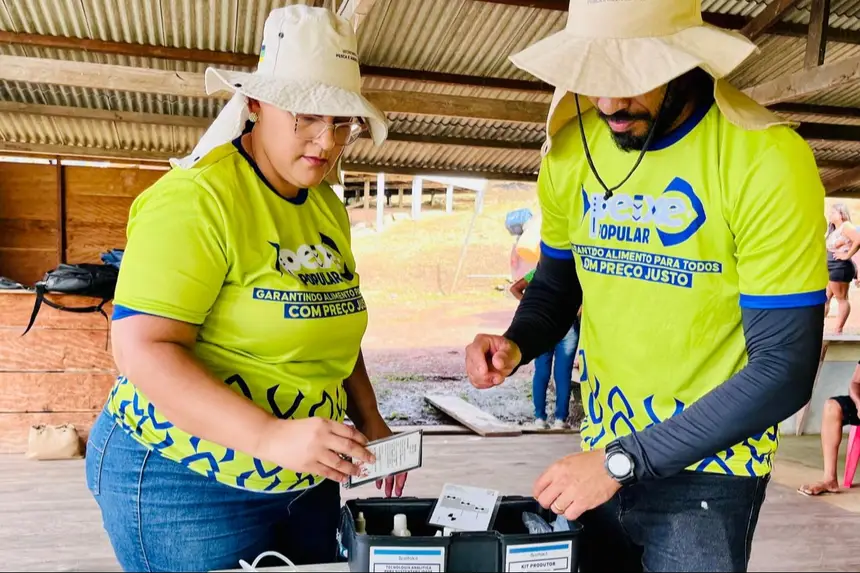 Técnicos da Sepaq realizando a aferição dos equipamentos para iniciar as aulas da capacitação.
