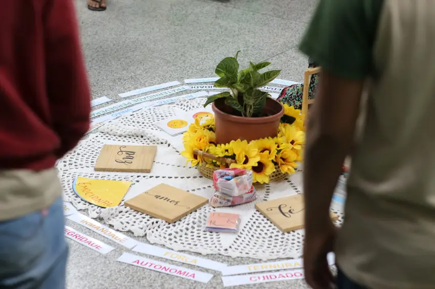 Ao Centro da sala ficou rodeado de palavras sobre amor, respeito, empatia 