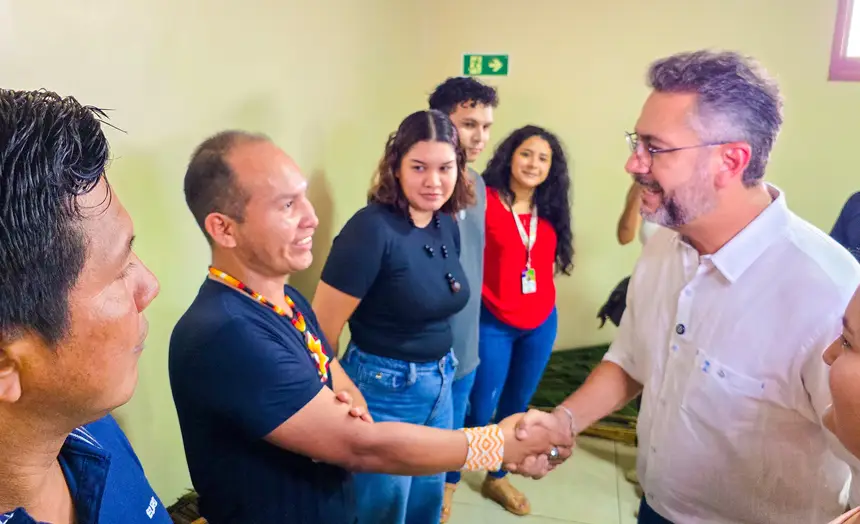 Foto: Max Renê/GEA Governador Clécio Luís cumprimenta indígenas que cuidam do Museu Kuahí