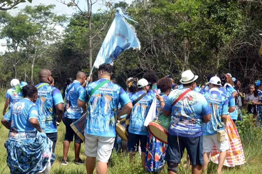 Grupos fazem a retiradas dos mastros em área de mata no Curiaú, às margens da Rodovia AP-070