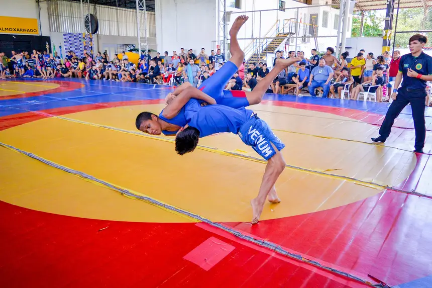 Foto: Maksuel Martins/GEA Jovens atletas brilham nas áreas de combate durante a Copa Veiga Cabral, evento que fortalece o wrestling e promove inclusão por meio do esporte