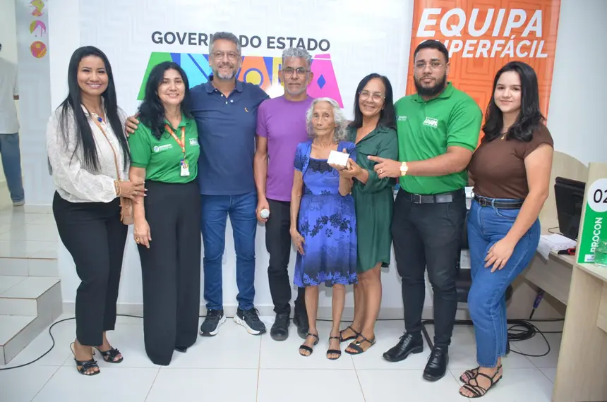 Maria de Nazaré da Silva, oiapoquense de 86 anos recebeu sua Carteira de Identidade Nacional junto de sua familia e do governador Clécio Luís  