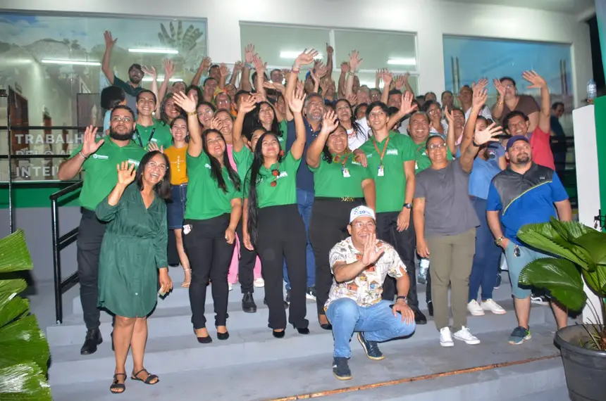 Equipe Super Fácil Oiapoque ao lado do governador Clécio Luís