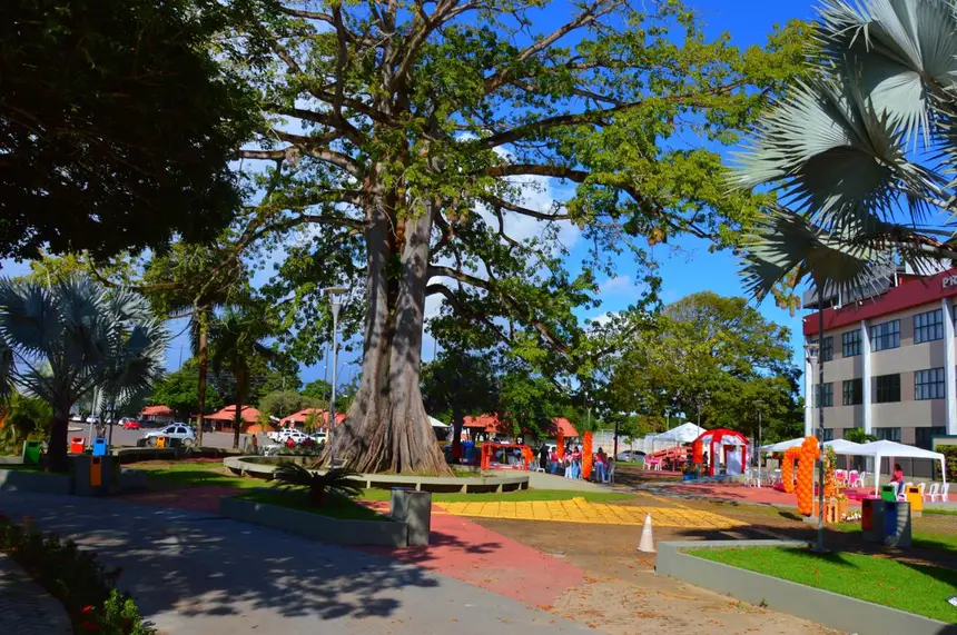 Praça da Samaúma, na Orla do Araxá