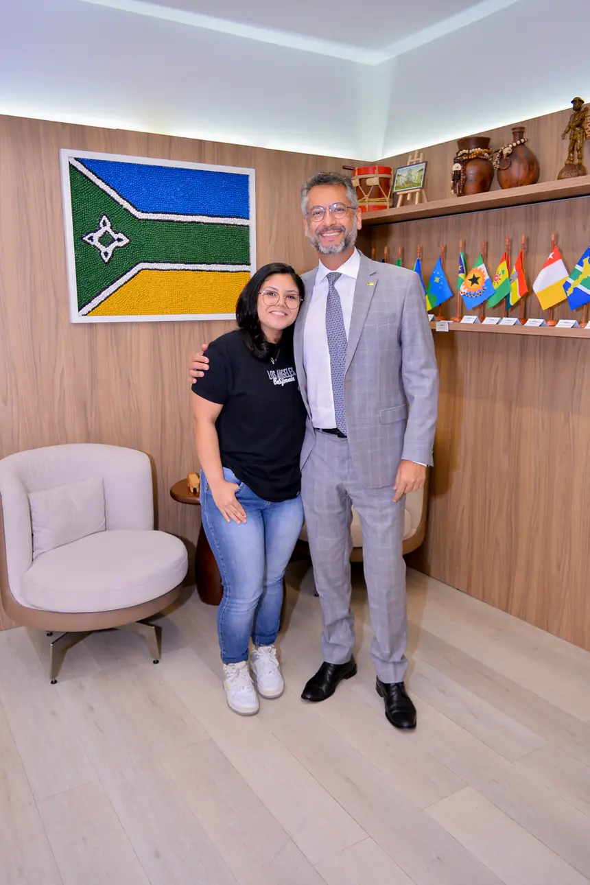 Governador Clécio Luís abraçado com a atleta amapaense Iandra Sabattine
