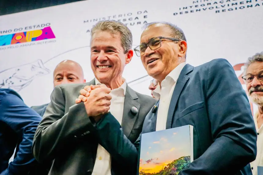 Secretário da Sepaq, Paulo Nogueira, junto com ministro da Pesca e Aquicultura (MPA), André de Paula.