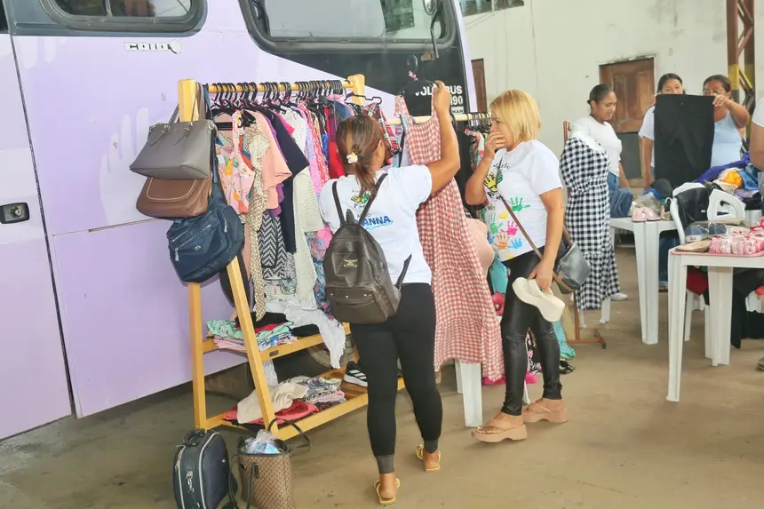 Bazar social ofereceu roupas gratuitas para crianças e mulheres