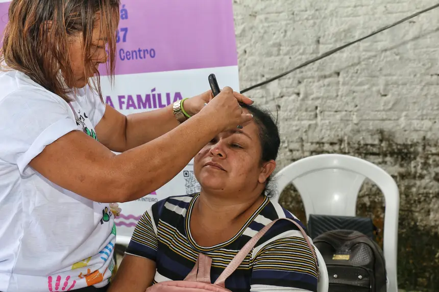 Momentos de embelezamento com design de sobrancelhas e maquiagem, para mulheres