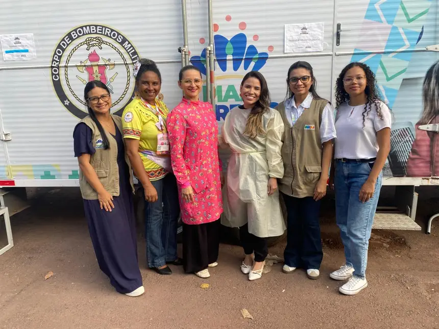 Equipe odontológica do Programa Mais Sorriso do Governo do Estado, junto com a paciente artesã