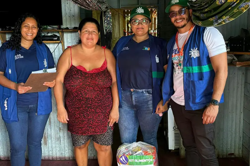 Secretaria de Estado da Assistência Social prestando atendimento 