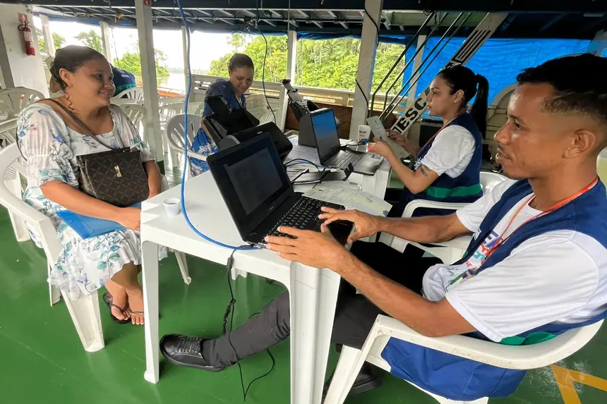 Equipe de triagem para emissão da Carteira de Identidade Nacional
