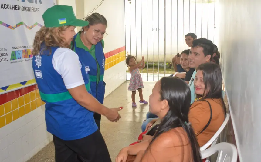 Diretora-geral do Super Fácil, Renata Apostolo e diretora-adjunta, Ariele Martins conversam com a população local 