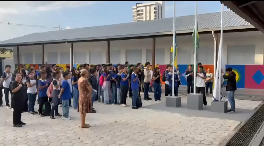 A cerimônia reúne alunos e servidores para concetar os valores e a história do Amapá e do Brasil