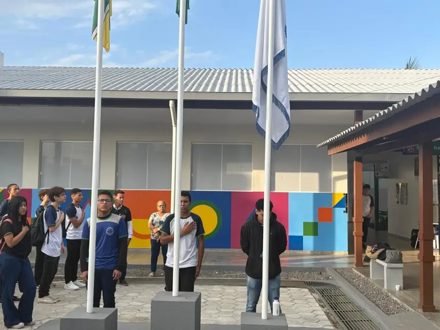 A cerimônia busca incentivar o sentimento de pertencimento e o respeito aos símbolos nacionais