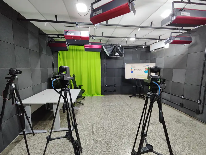 Estúdios são altamente equipados para a produção audiovisual