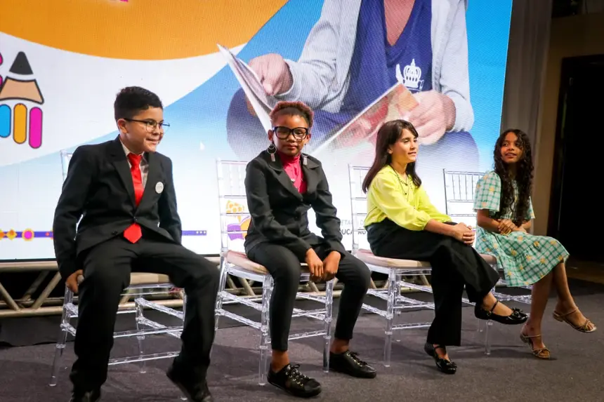 Alunos representando o Governador Clécio Luís, as Secretárias Sandra e Helena e a gerente Débora Vale 