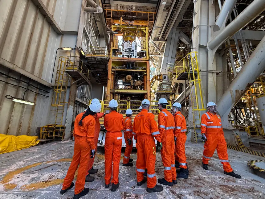 Equipamentos de última geração do navio-sonda NS-42 são apresentados aos visitantes durante inspeção técnica
