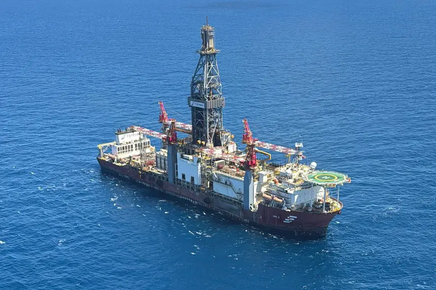 Vista geral do navio-sonda NS-42, equipado para operar em águas ultraprofundas na costa do Amapá