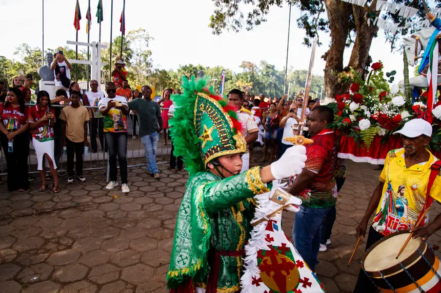 Figura de São Tiago das crianças proferindo o juramento na frente da igreja, na manhã de 28 de julho