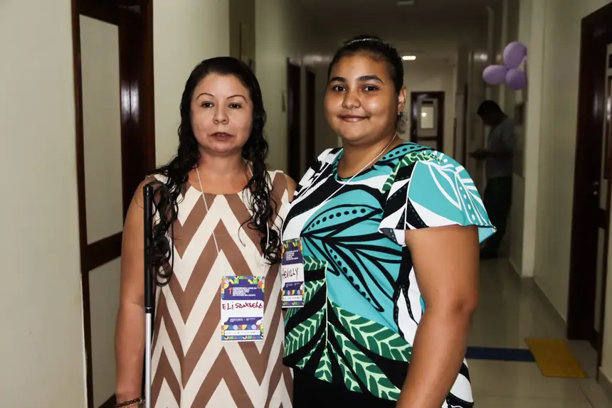 Elizangela com a sobrinha Hevilly Silva durante a conferência 