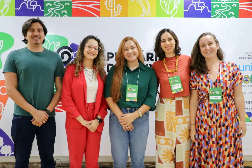 Lucas Pretti da SNJ, Mariana Buoro, oficial de clima da Unicef, Priscila Magno (centro), secretária da Juventude, Maíra Dantas do Ministério do Meio Ambiente e Mudanças do Clima  e Mariana Buoro, oficial de clima da Unicef
