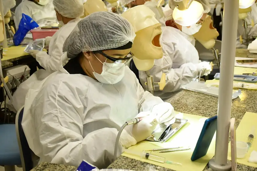 O objetivo é garantir que o paciente tenha alívio imediato da dor e mantenha o dente