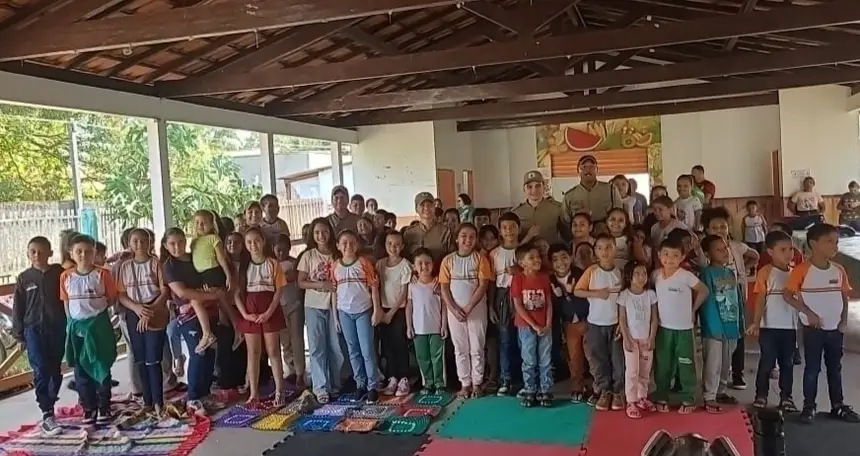 Além do combate, os militares realizam o trabalho educativo de prevenção 