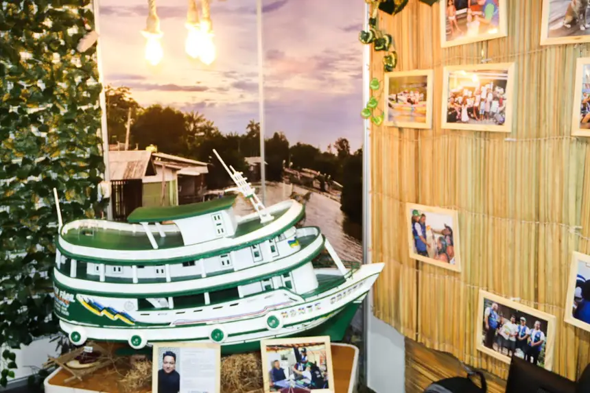 Réplica do barco do Projeto Super Fácil das Águas 