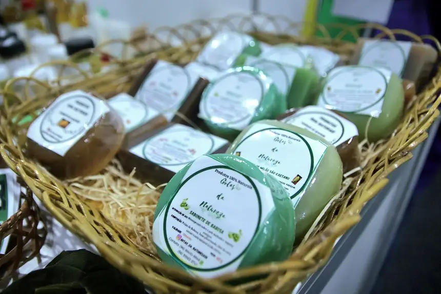 Sabonetes de açafrão, andiroba e babosa