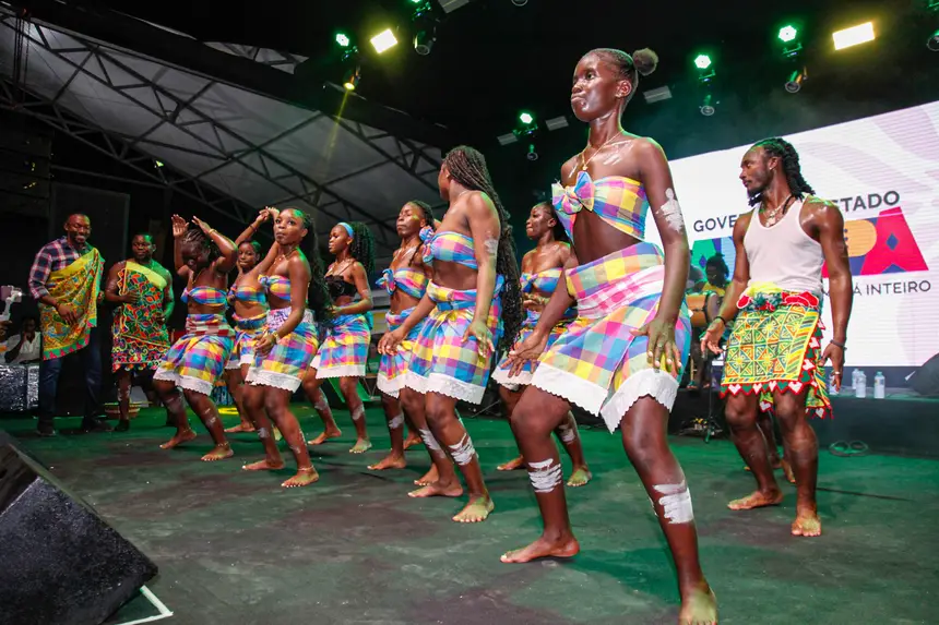 Grupo Tambores Saramaka, da cidade de Kohou, na Guiana Francesa contagiou o público com muito gingado