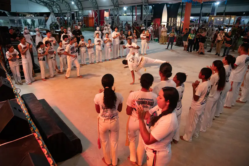 Apresentação de Grupos de capoeira 