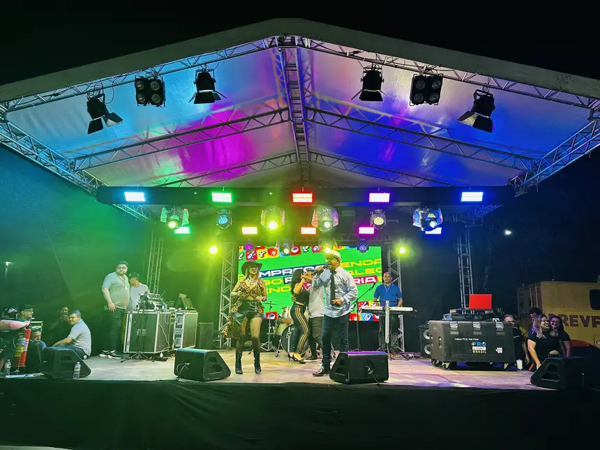 No palco piseiro, os artistas do Amapá coloram o público para dançar 
