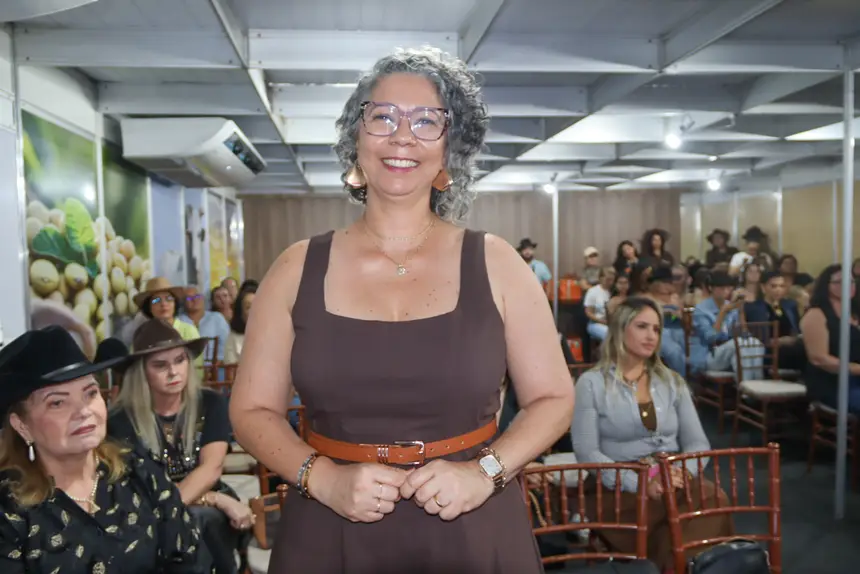 Consultora de etiqueta pela escola britânica, Cláudia Vasconcelos