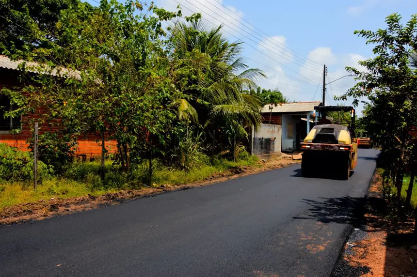 Máquinas trabalham na compactação do novo asfalto na av.Sapucaia, bairro Vale Verde