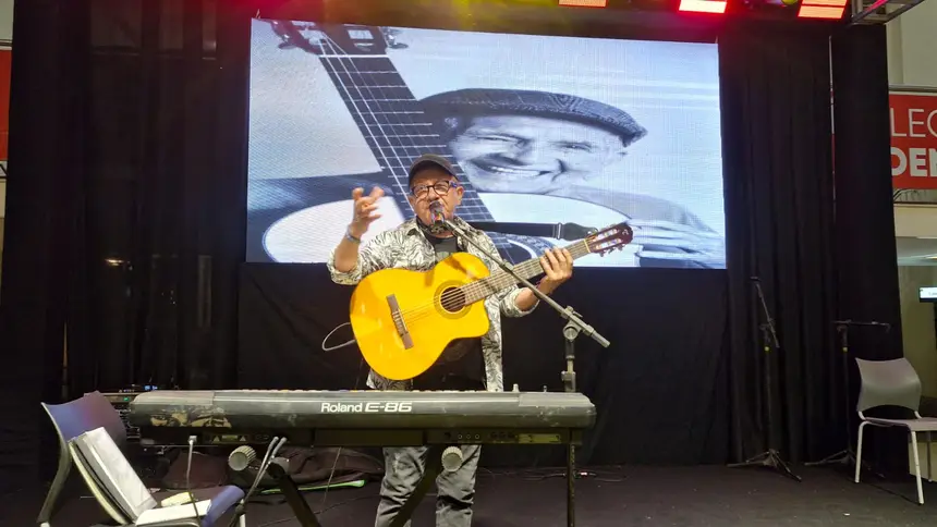 O show foi um tributo ao icônico professor e artista Nonato Leal