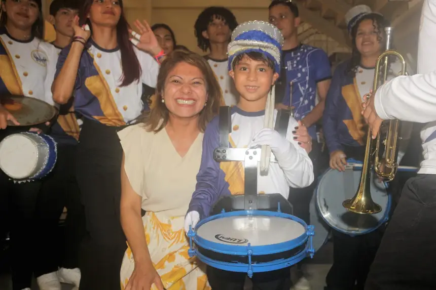 A Secretária de Estado da Educação, Sandra Casimiro juntamente com a Banda Marcial da Escola Gonçalves Dias, Lina Rosa, durante a solenidade de encerramento da programação 