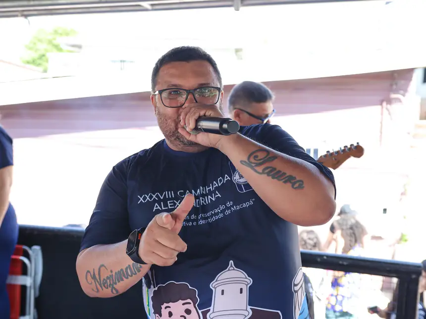 Durante o trajeto a banda Ômega 3 tomou conta do trio elétrico 