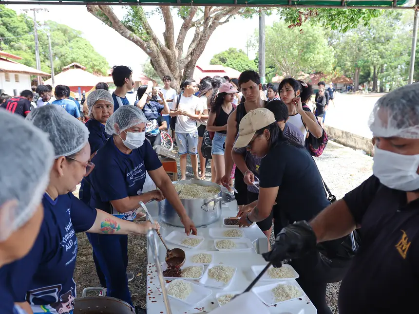 A tradicional feijoada foi servida aos participantes 