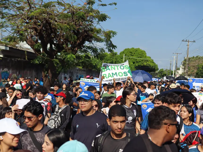 Caminhada reuniu cerca de mil alunos 